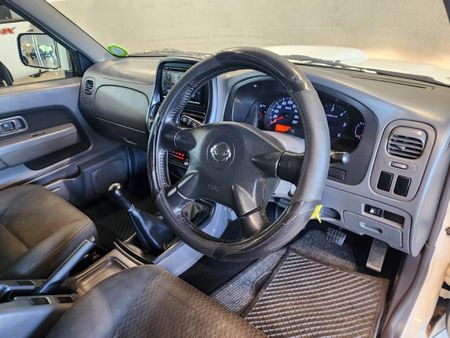 2017-Nissan-NP300-25-TDi-Hi-Rider-Double-Cab_9