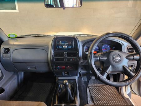 2017-Nissan-NP300-25-TDi-Hi-Rider-Double-Cab_16