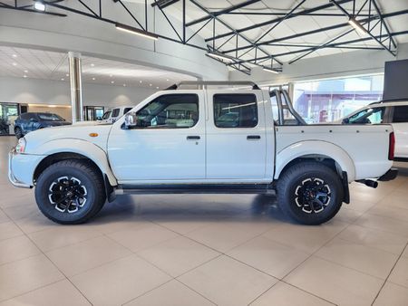 2017-Nissan-NP300-25-TDi-Hi-Rider-Double-Cab_6