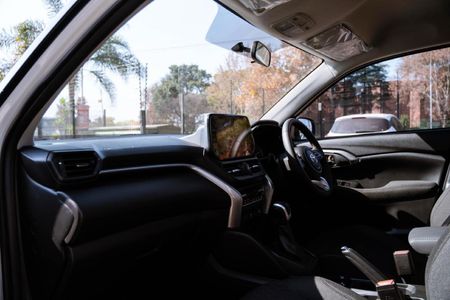 2026-Toyota-Urban-Cruiser-15-XR-Auto_9
