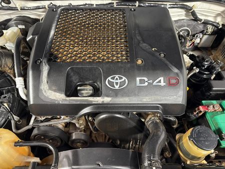 2015-Toyota-Hilux-30-D-4D-Legend-45-4x4-Xtra-Cab_9