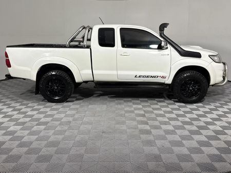 2015-Toyota-Hilux-30-D-4D-Legend-45-4x4-Xtra-Cab_12