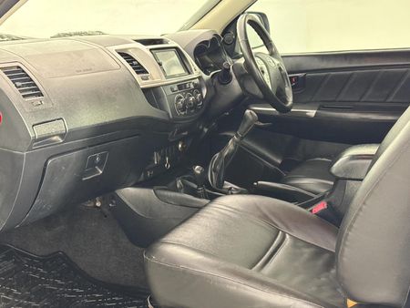 2015-Toyota-Hilux-30-D-4D-Legend-45-4x4-Xtra-Cab_6