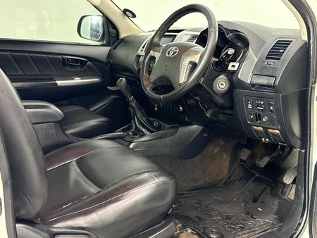 2015-Toyota-Hilux-30-D-4D-Legend-45-4x4-Xtra-Cab_7
