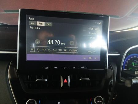 2025-Toyota-Corolla-Cross-18-XS-Hybrid_11