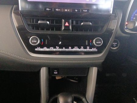 2025-Toyota-Corolla-Cross-18-XS-Hybrid_13