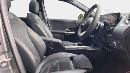 2026-Mercedes-Benz-GLA-200-Auto_13