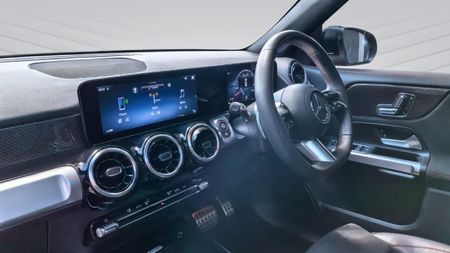 2025-Mercedes-Benz-GLB-220d-4Matic_12