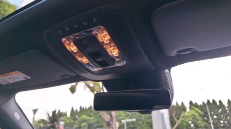 2025-Mercedes-Benz-GLB-220d-4Matic_3