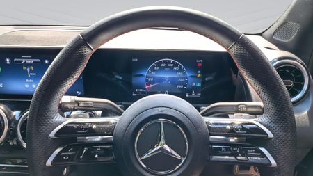 2025-Mercedes-Benz-GLB-220d-4Matic_8