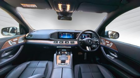2025-Mercedes-Benz-GLS-580-4Matic-AMG-Line_11