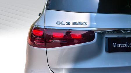 2025-Mercedes-Benz-GLS-580-4Matic-AMG-Line_18