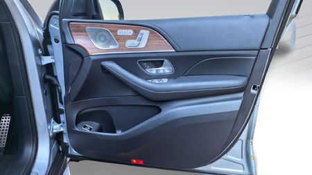 2025-Mercedes-Benz-GLS-580-4Matic-AMG-Line_20