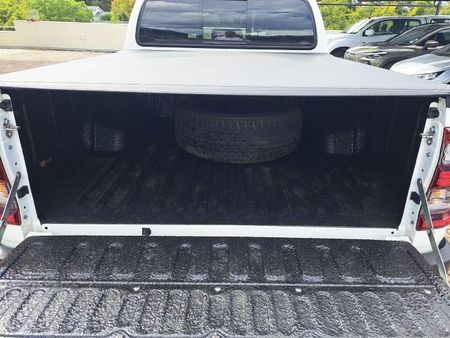 2026-Toyota-Hilux-28-GD-6-Raised-Body-Legend-Auto-Double-Cab_17