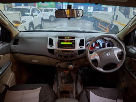 2012-Toyota-Fortuner-25-D-4D-Raised-Body_10