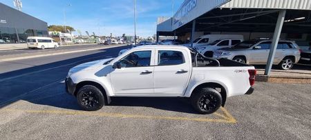 2023-Isuzu-D-Max-19-DDI-L-4x4-Double-Cab_9