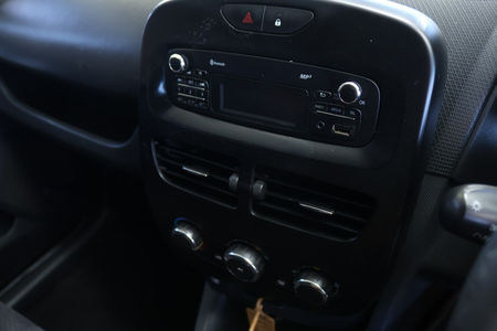 2014-Renault-Clio-IV-12-Authentique-5-dr-55kW_11