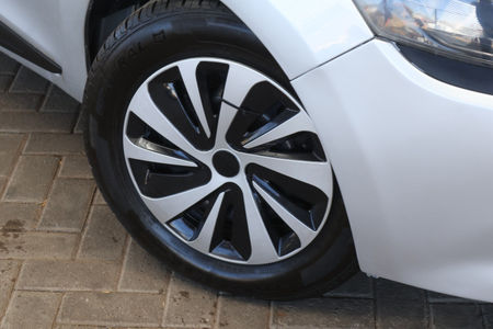 2014-Renault-Clio-IV-12-Authentique-5-dr-55kW_6