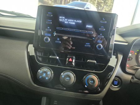 2022-Toyota-Corolla-Cross-18-XI_10