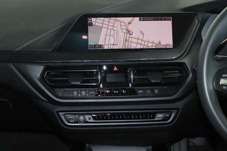 2021-BMW-1-Series-118i-Sport-Line_12