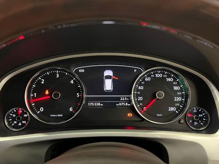 2014-Volkswagen-Touareg-30-V6-TDI-Auto-Bluemotion-180kW_10