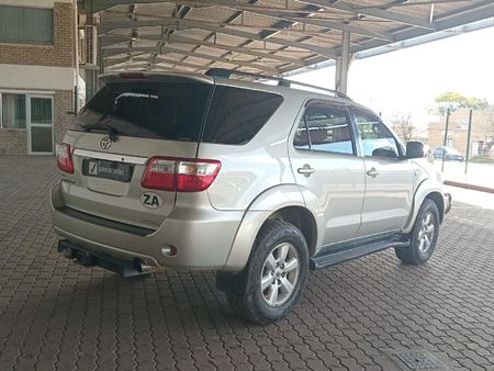 2009-Toyota-Fortuner-30-D-4D-Raised-Body_2