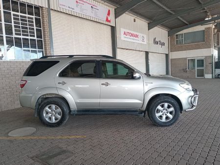 2009-Toyota-Fortuner-30-D-4D-Raised-Body_3