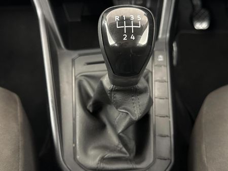 2025-Volkswagen-Polo-10-TSI_10