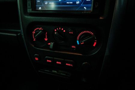 2014-Suzuki-Jimny-13_17