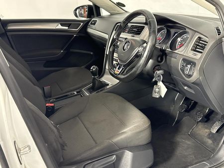 2015-Volkswagen-Golf-VII-14-TSI-Trendline_9
