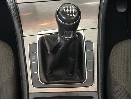 2015-Volkswagen-Golf-VII-14-TSI-Trendline_10