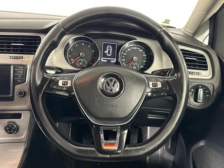 2015-Volkswagen-Golf-VII-14-TSI-Trendline_12