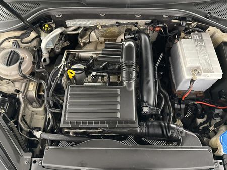 2015-Volkswagen-Golf-VII-14-TSI-Trendline_13