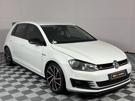2015-Volkswagen-Golf-VII-14-TSI-Trendline_16