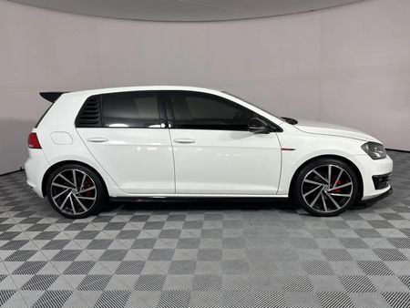 2015-Volkswagen-Golf-VII-14-TSI-Trendline_17