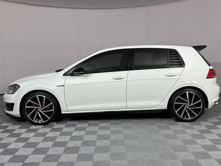 2015-Volkswagen-Golf-VII-14-TSI-Trendline_19