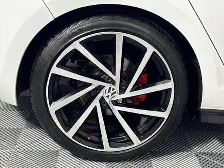 2015-Volkswagen-Golf-VII-14-TSI-Trendline_7