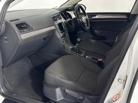 2015-Volkswagen-Golf-VII-14-TSI-Trendline_8