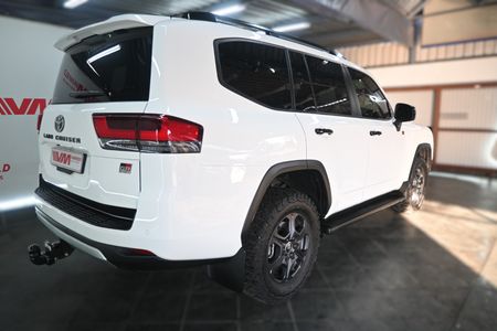 2026-Toyota-Land-Cruiser-300-V6-33D-GR-S_3