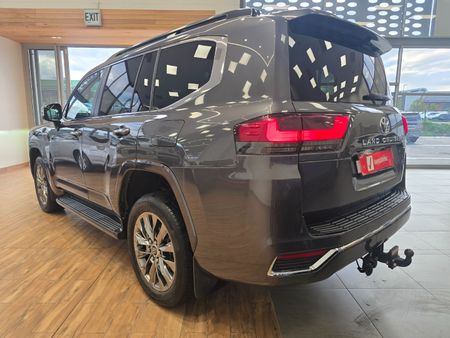 2024-Toyota-Land-Cruiser-300-V6-33-D-ZX_6
