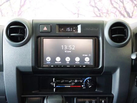 2025-Toyota-Land-Cruiser-79-28GD-6-Single-Cab_16