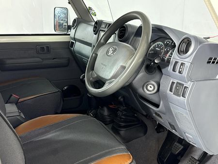 2018-Toyota-Land-Cruiser-76-45-D-V8-Station-Wagon_9