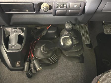 2018-Toyota-Land-Cruiser-76-45-D-V8-Station-Wagon_10