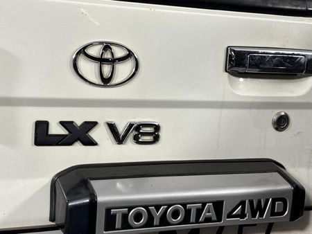 2018-Toyota-Land-Cruiser-76-45-D-V8-Station-Wagon_11