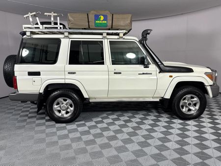 2018-Toyota-Land-Cruiser-76-45-D-V8-Station-Wagon_17