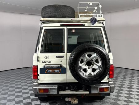 2018-Toyota-Land-Cruiser-76-45-D-V8-Station-Wagon_18