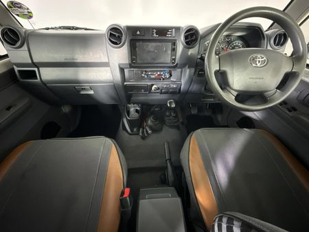2018-Toyota-Land-Cruiser-76-45-D-V8-Station-Wagon_1
