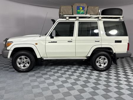 2018-Toyota-Land-Cruiser-76-45-D-V8-Station-Wagon_19