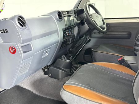 2018-Toyota-Land-Cruiser-76-45-D-V8-Station-Wagon_8