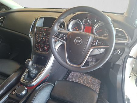 2014-Opel-Astra-16T-Cosmo_12